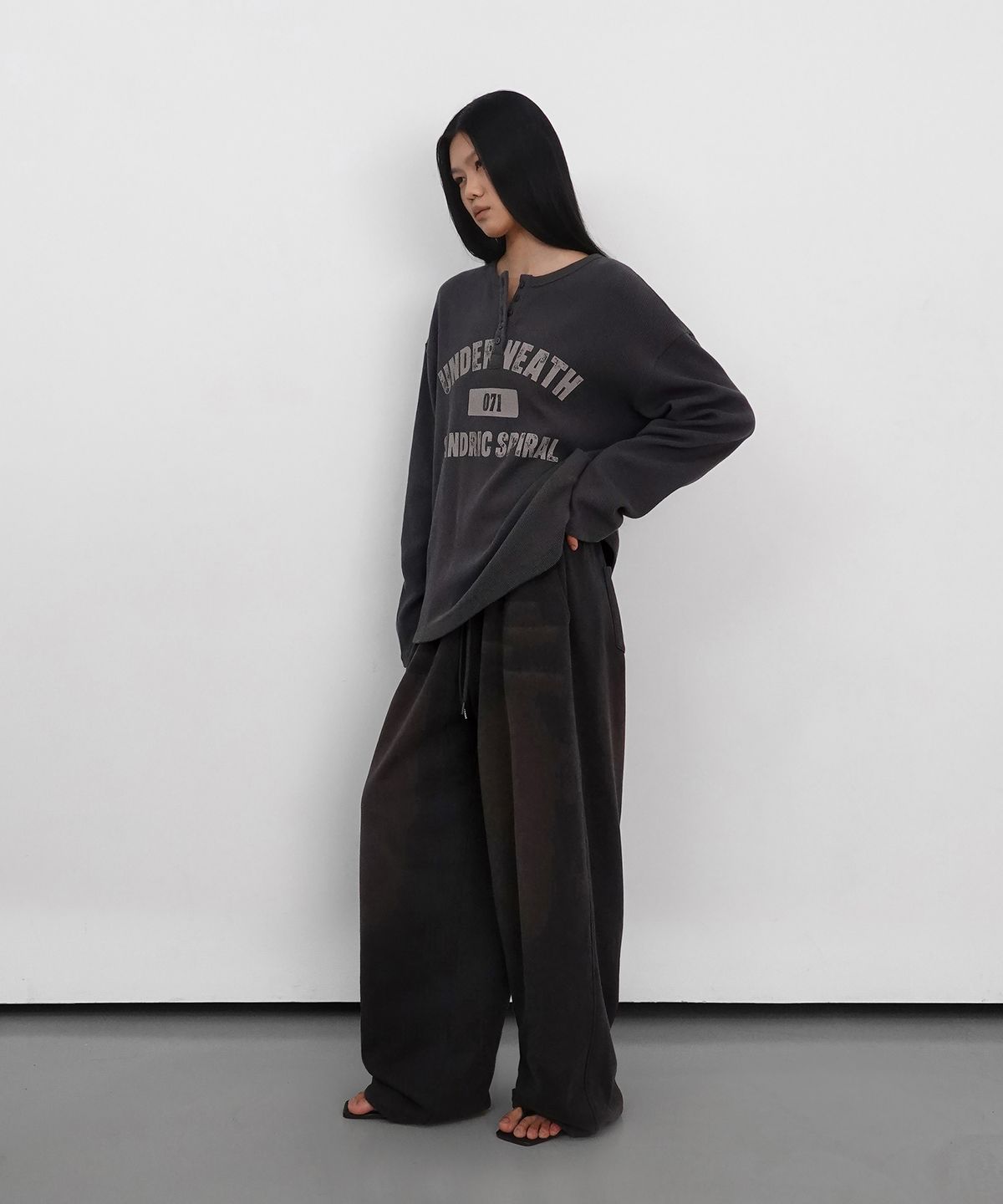 샌드릭(SANDRIC) Henley Neck Waffle Long Sleeve_Charcoal
