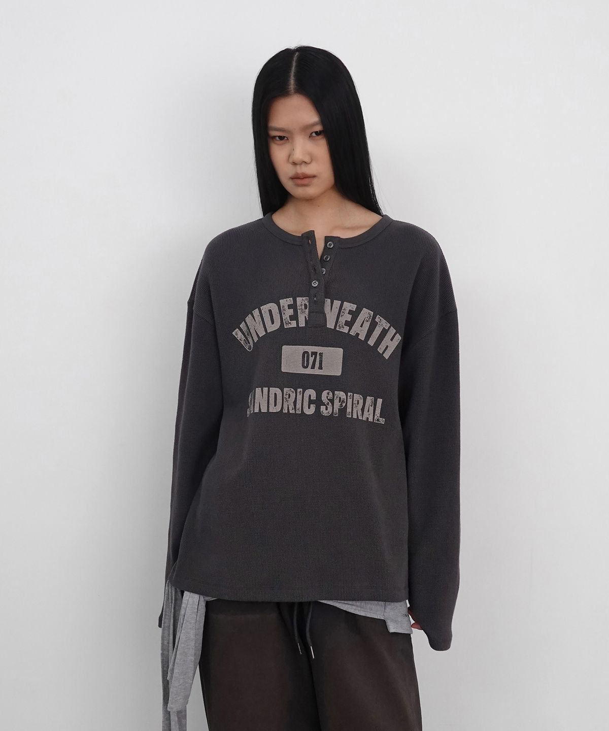 샌드릭(SANDRIC) Henley Neck Waffle Long Sleeve_Charcoal