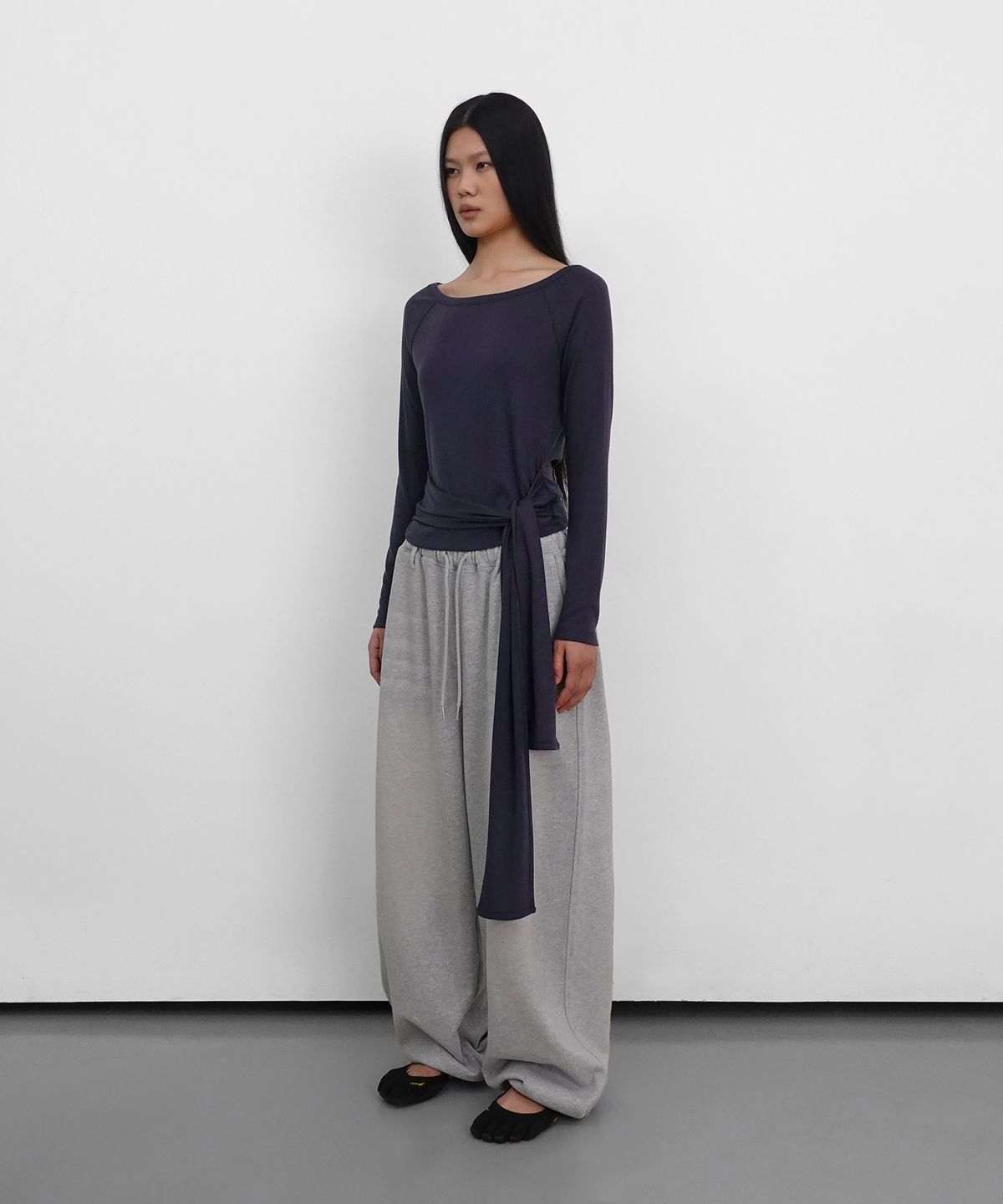 샌드릭(SANDRIC) Strap Off shoulder T_Charcoal