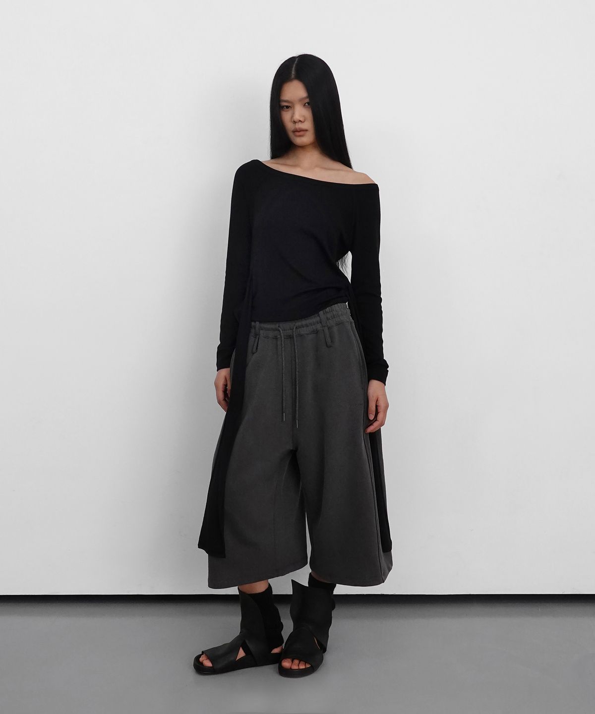 샌드릭(SANDRIC) Strap Off shoulder T_Black
