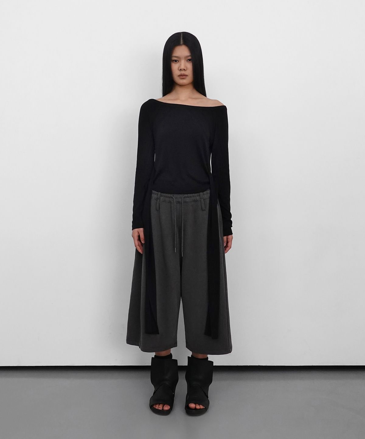 샌드릭(SANDRIC) Strap Off shoulder T_Black