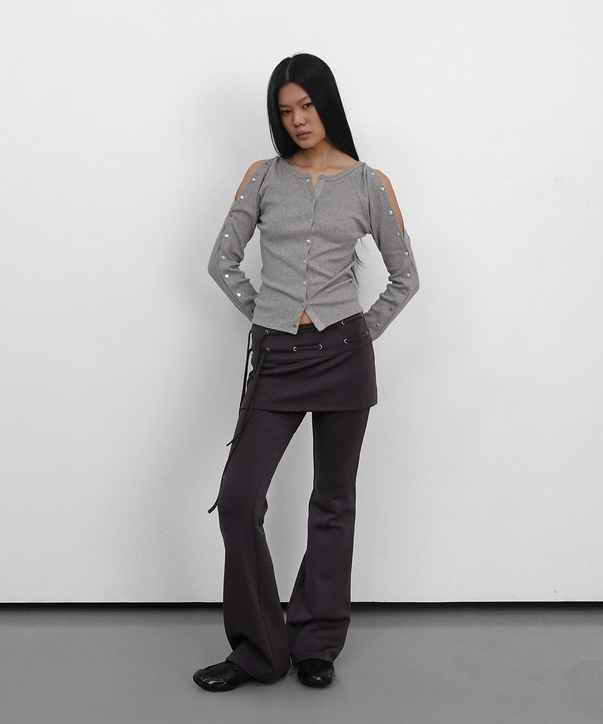 샌드릭(SANDRIC) Eyelet Skirt Pants_Charcoal