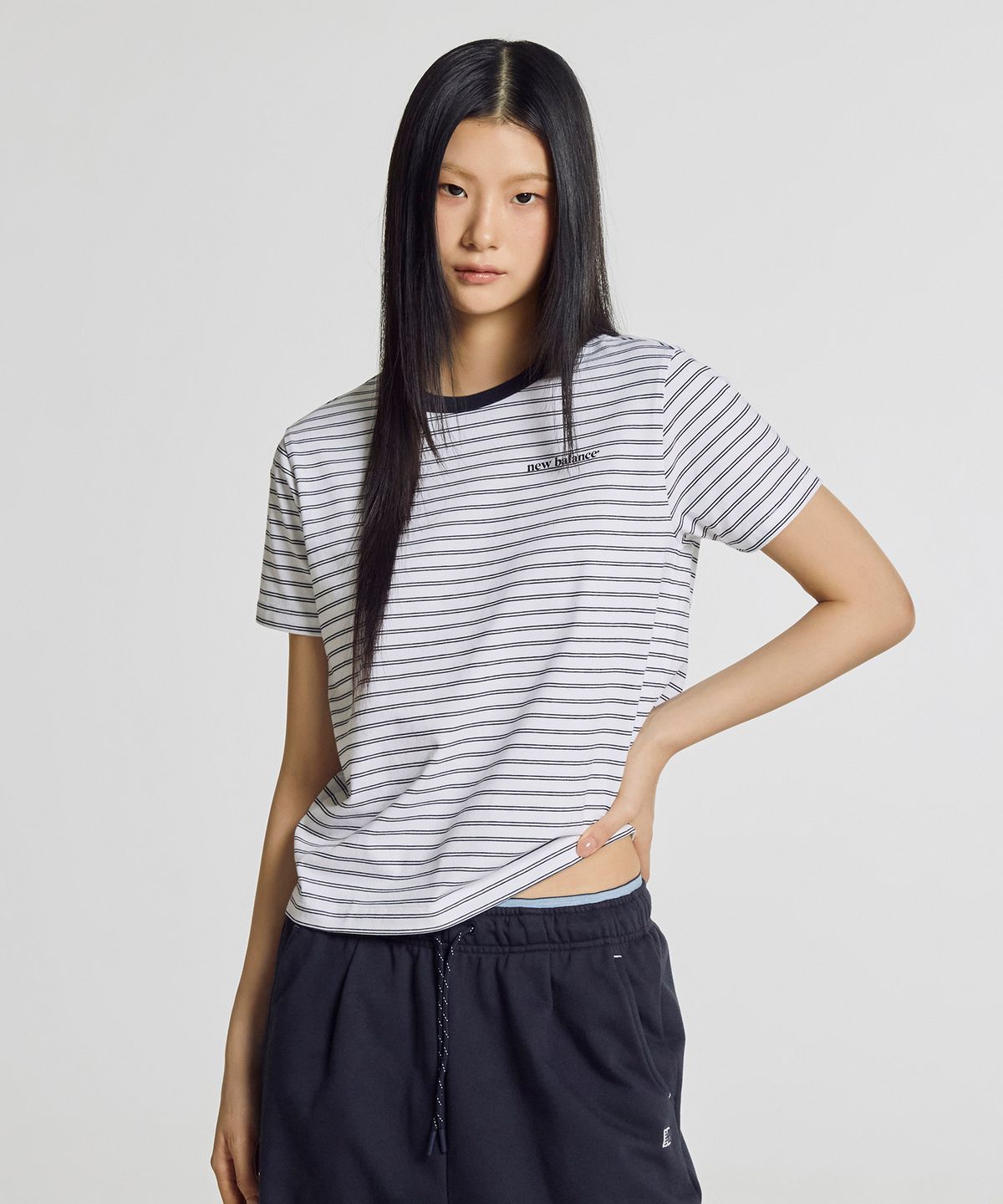 뉴발란스(NEW BALANCE) NBNEG3W422 / WOMEN 에센셜 베이직 스트라이프 반팔티 (NAVY)