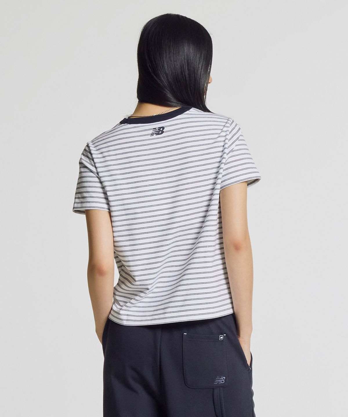 뉴발란스(NEW BALANCE) NBNEG3W422 / WOMEN 에센셜 베이직 스트라이프 반팔티 (NAVY)