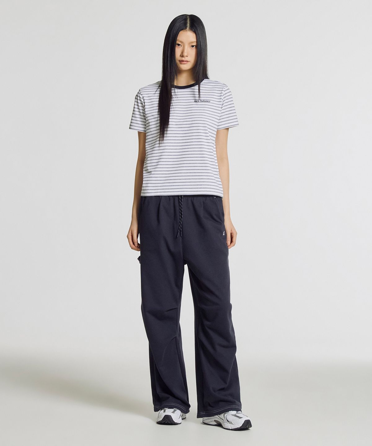 뉴발란스(NEW BALANCE) NBNEG3W422 / WOMEN 에센셜 베이직 스트라이프 반팔티 (NAVY)