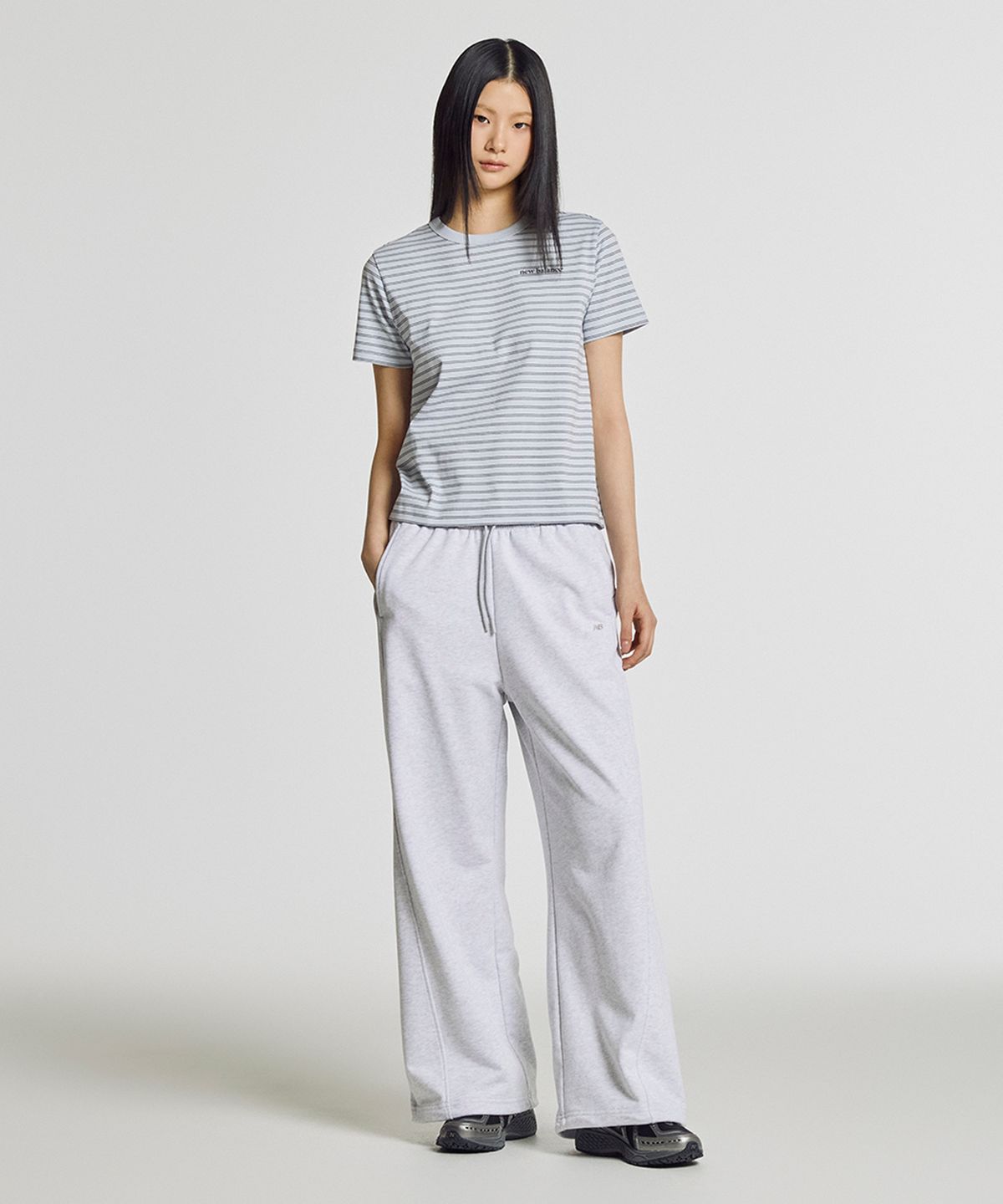 뉴발란스(NEW BALANCE) NBNEG2W422 / WOMEN 에센셜 베이직 스트라이프 반팔티 (LIGHT BLUE)