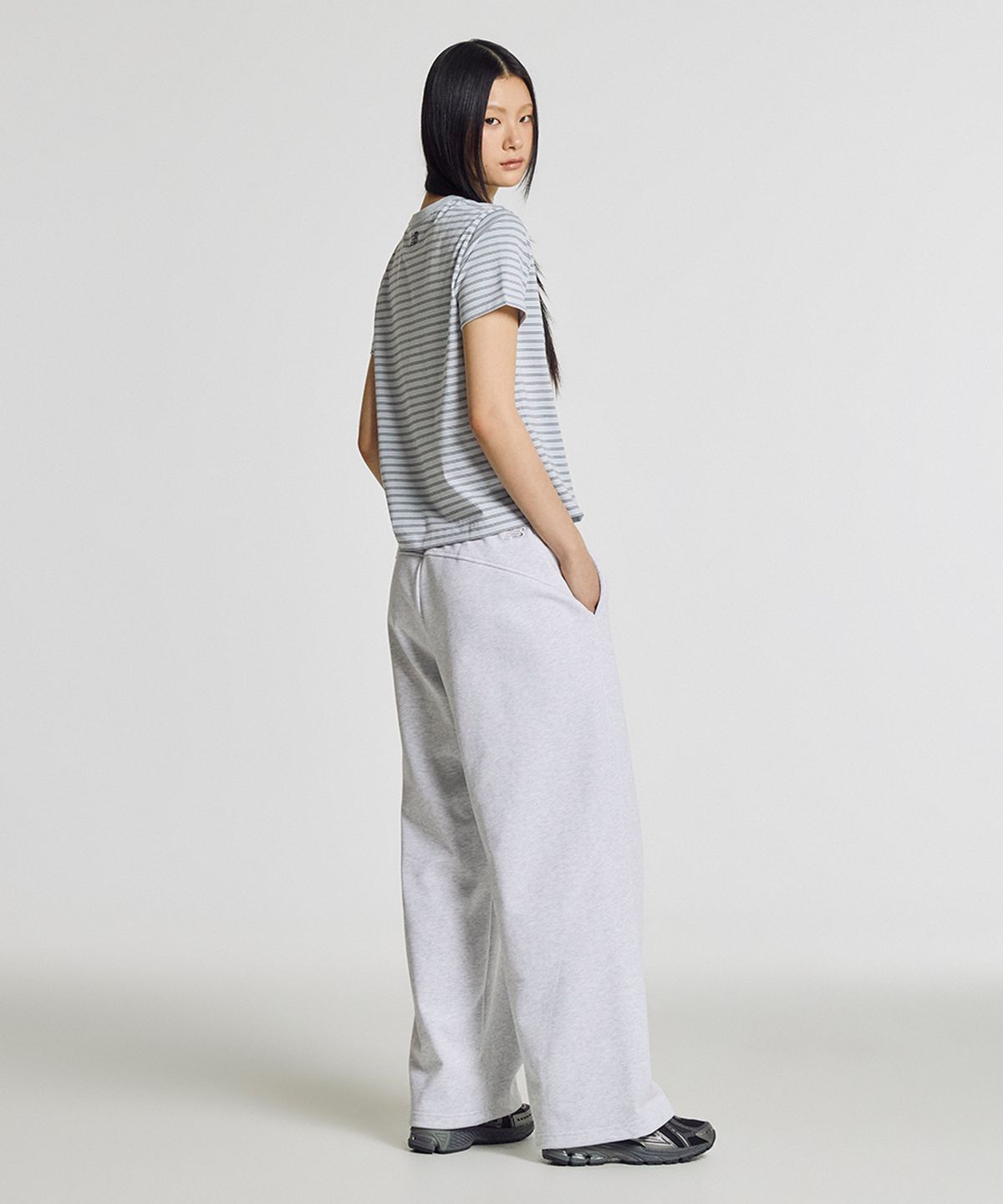 뉴발란스(NEW BALANCE) NBNEG2W422 / WOMEN 에센셜 베이직 스트라이프 반팔티 (LIGHT BLUE)