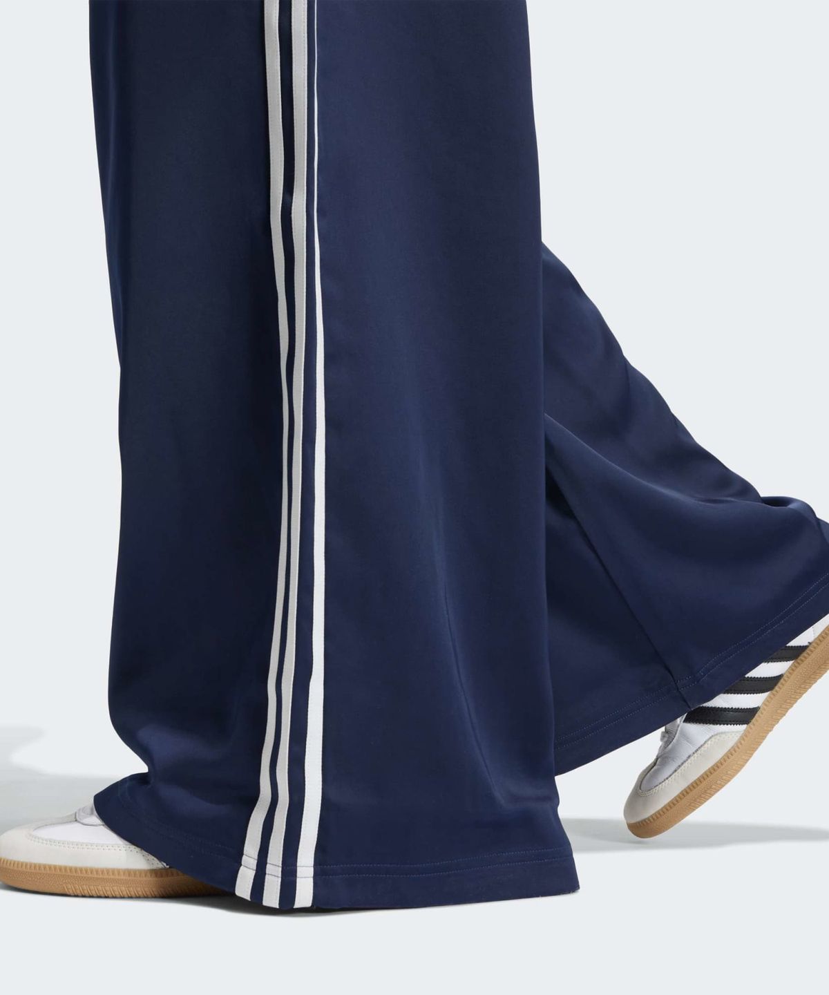아디다스(ADIDAS) 새틴 와이드 레그 트랙 팬츠 - 나이트인디고:화이트 / KQ6543