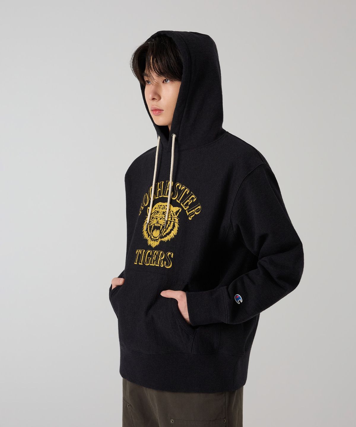 챔피온(CHAMPION) 헤리티지 리버스위브 루즈핏 워싱 후드 티셔츠 Black