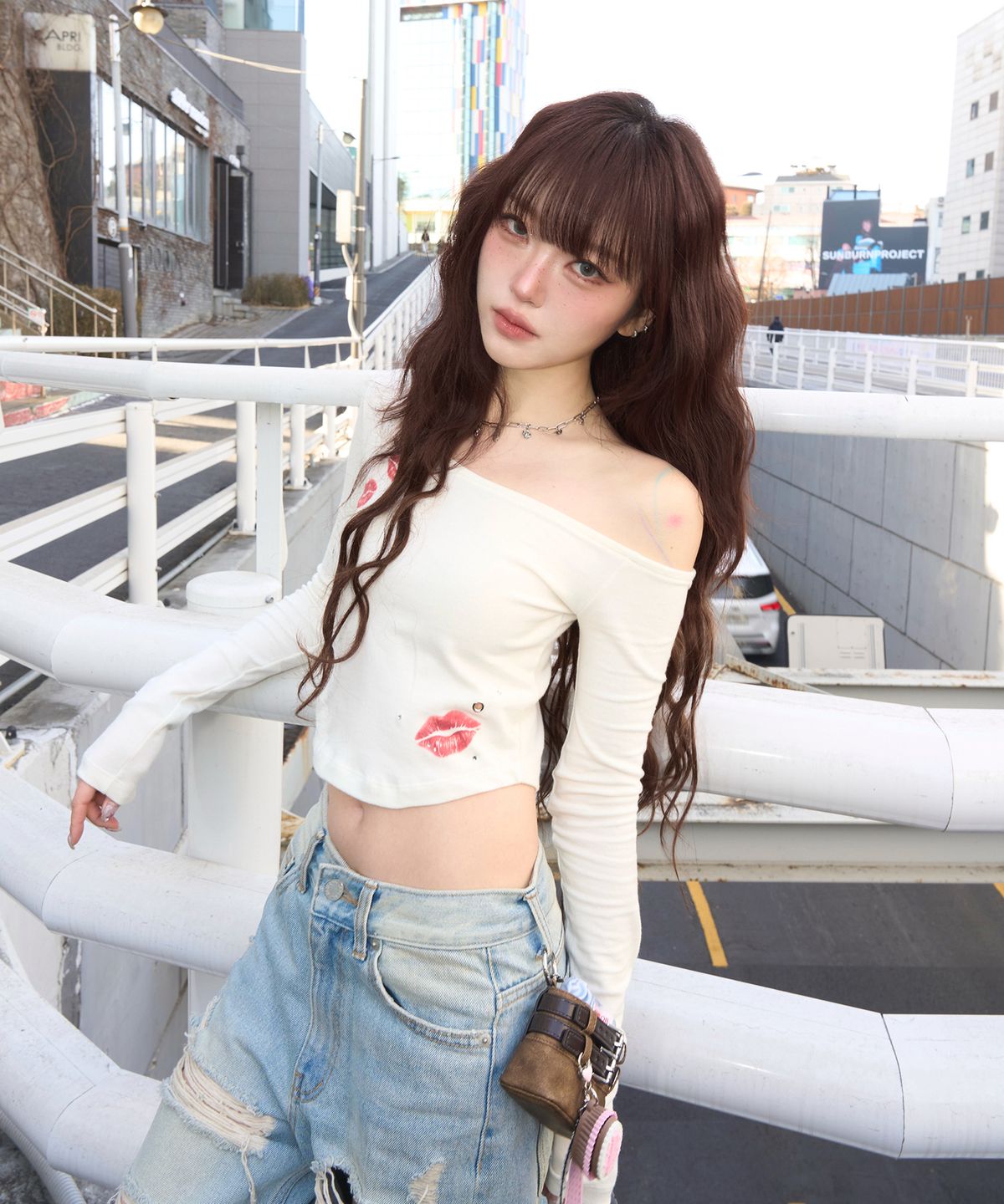 체리퀴리(CHERRYQUIRI) love bite one shoulder - white