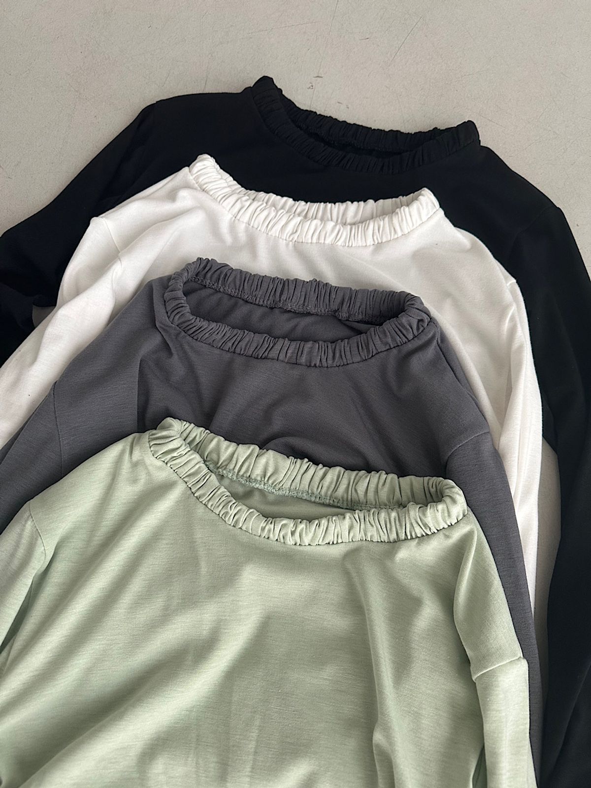 아포엠(APOEM) Shirred Neck Long Sleeve (4C)