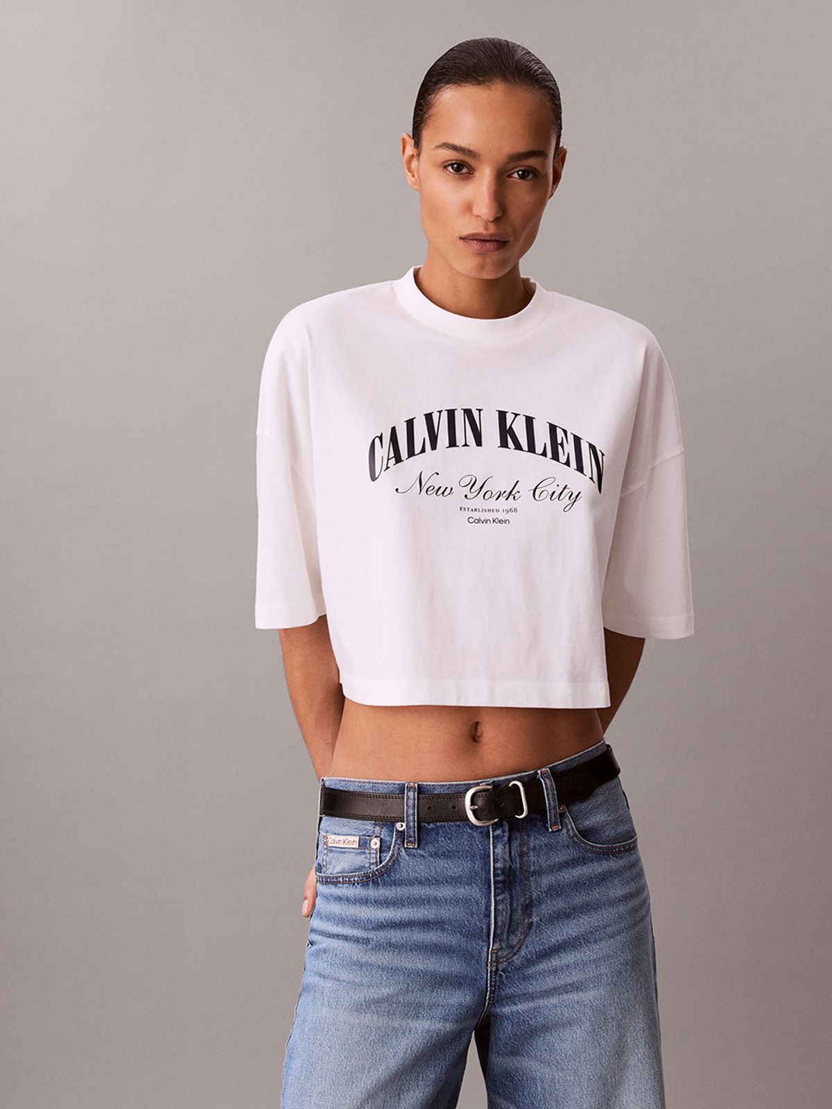 캘빈클라인 진(CALVIN KLEIN JEANS) 여성 크롭드 박시 헤리티지 체스트 로고 반팔 티셔츠 47F813G YAF
