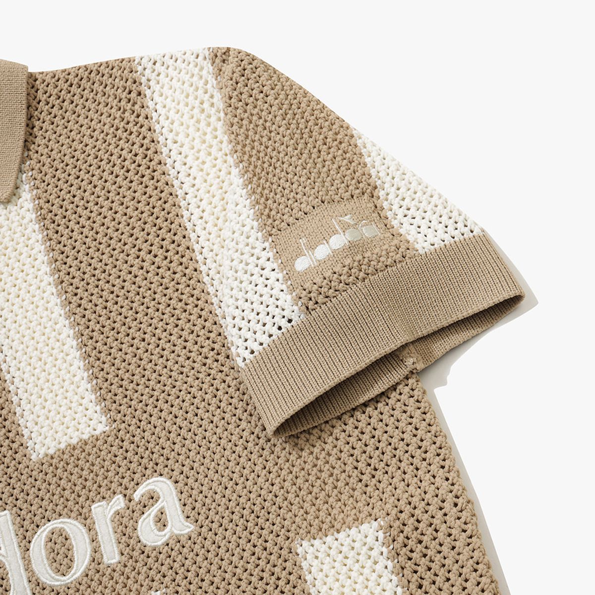 디아도라(diadora) 크로셰 스트라이프 카라 반팔 풀오버 BEIGE