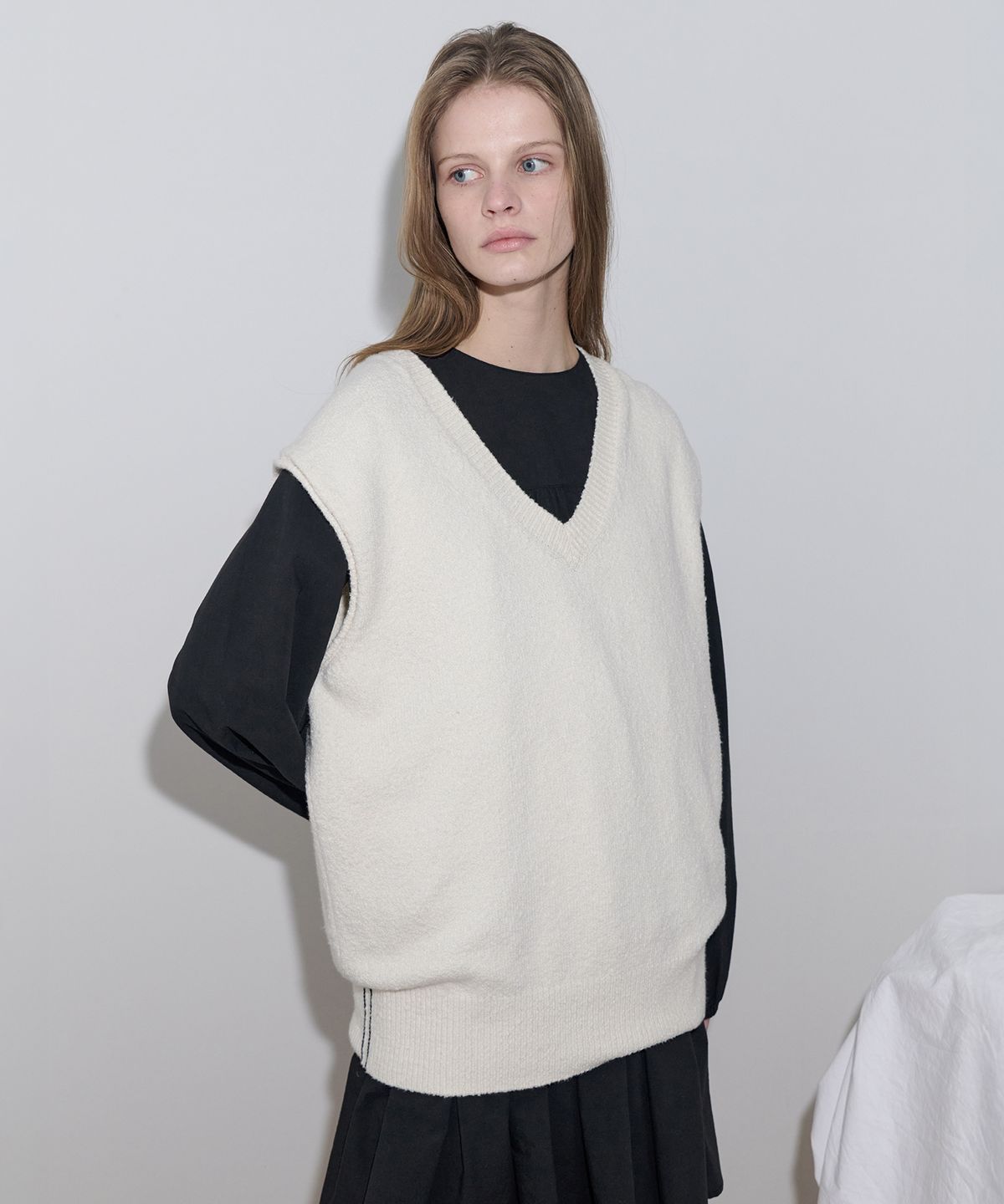 르바(LEVAR) Boucle Knit Vest - Milk Cream