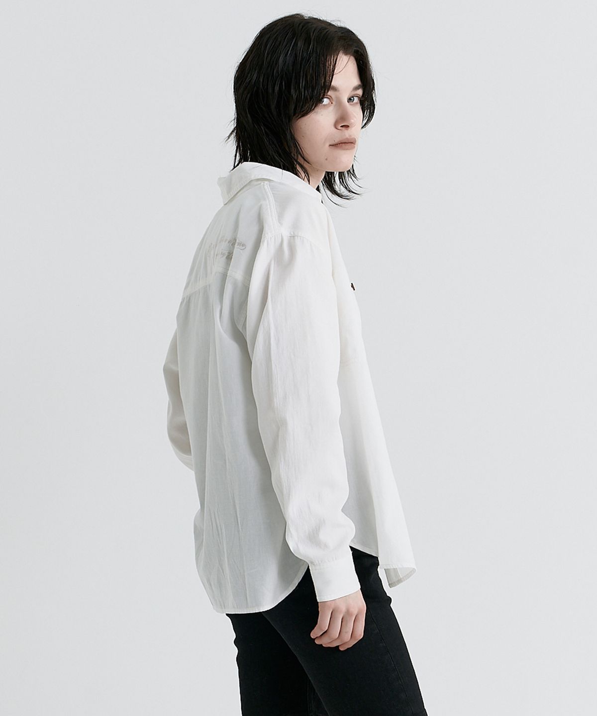 맥우드건(MAGOODGAN) 레이버 2124 사틴자수 오버핏 오프화이트 코튼셔츠