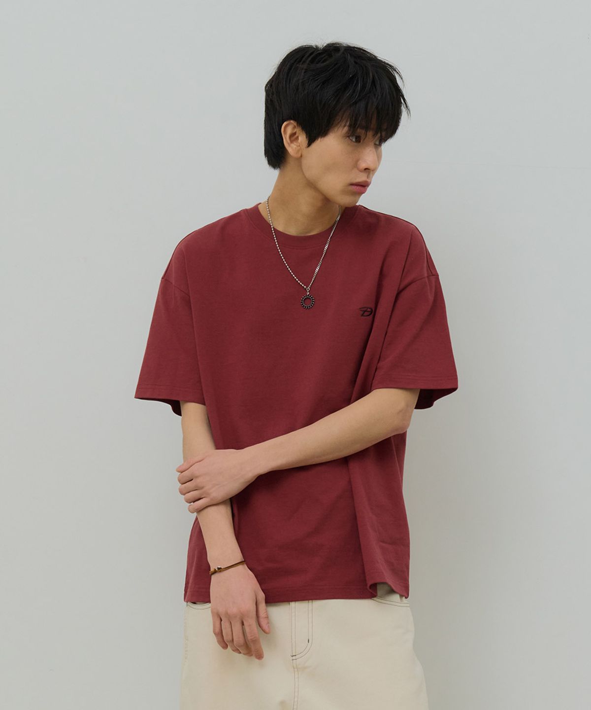 데시레드(DESIRED) 로고 반팔 티셔츠-FBSK5801D0R