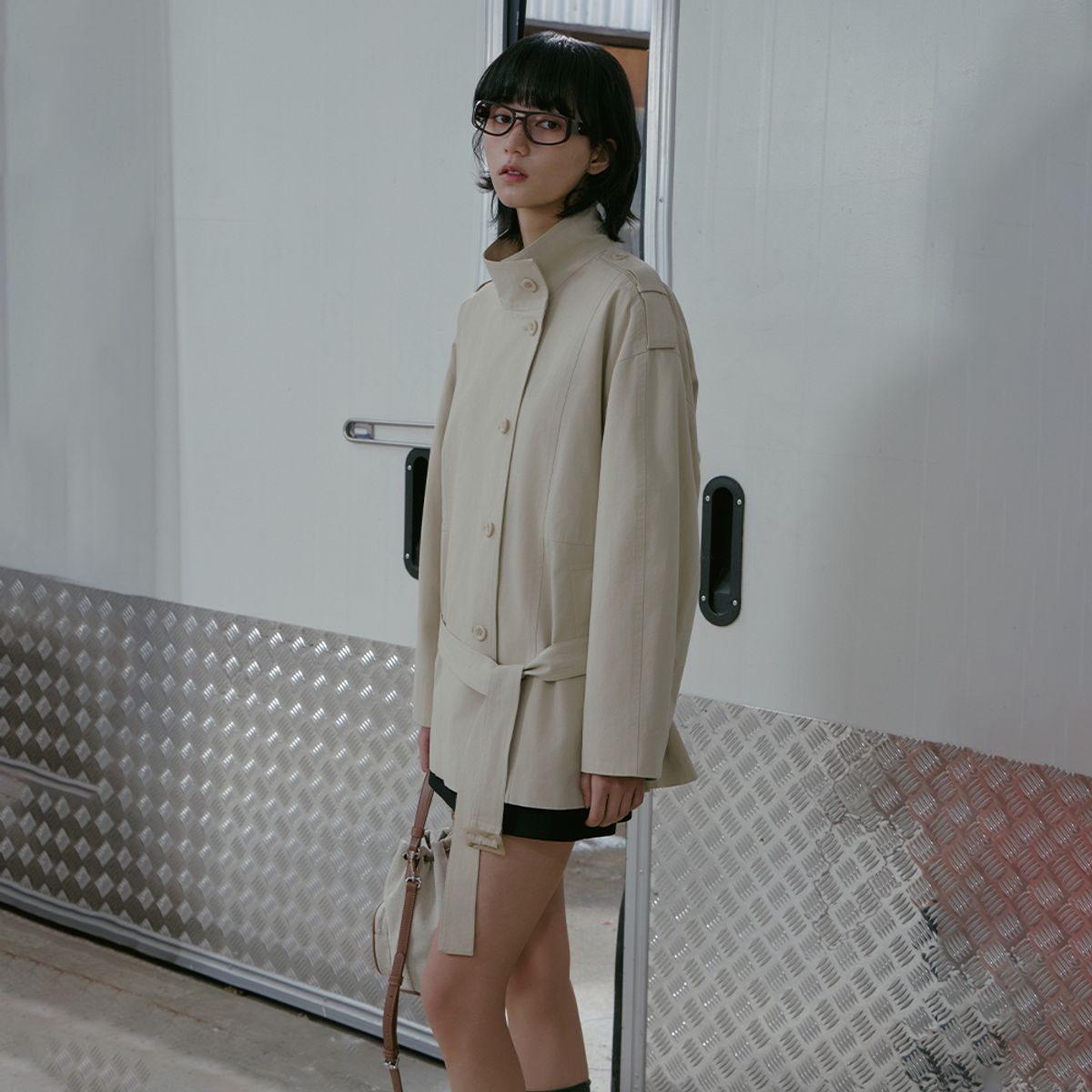 랩(LAP) 하이넥 하프 트렌치 코트 AS1WC260