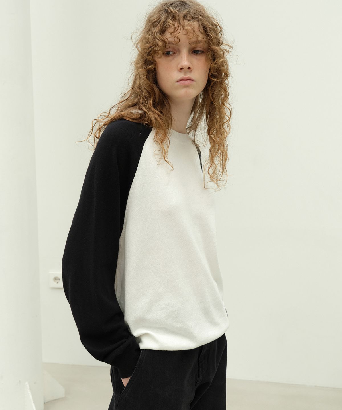 르바(LEVAR) All-day Cotton Raglan Knit - White/Black