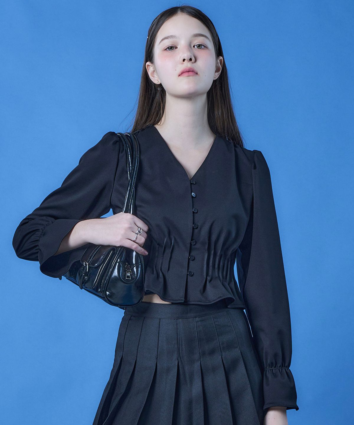 콜릿(KOLEAT) 크롭 브이넥 소매 셔링 버튼 블라우스 긴팔셔츠 [3colors]