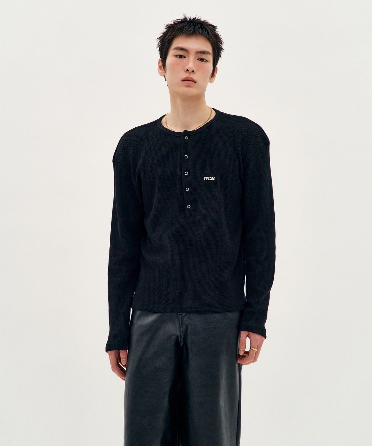 피알씨에스에스(PRCSS) Fine Jersey Henley - Black