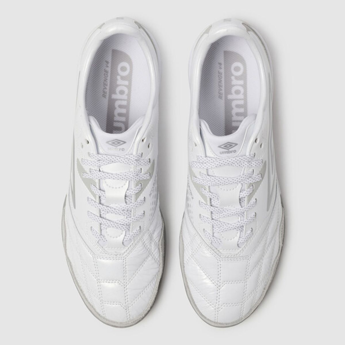 엄브로(UMBRO) REVENGE PREMIUM (리벤지 프리미엄) 화이트 UR123STF21