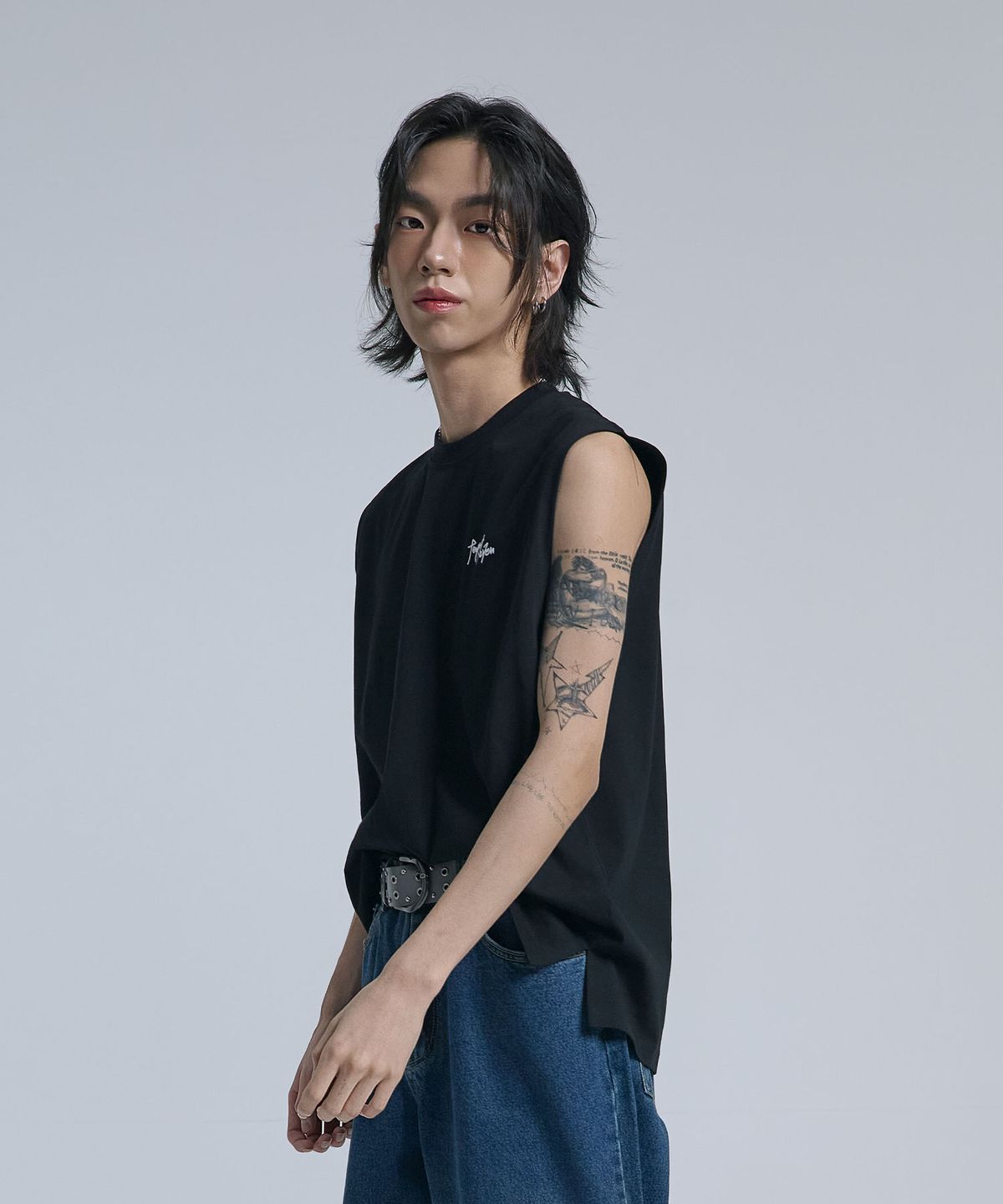 텐 패스트 세븐(TEN PAST SEVEN) 베이직 로고 슬리브리스 티셔츠 (2 Colors)