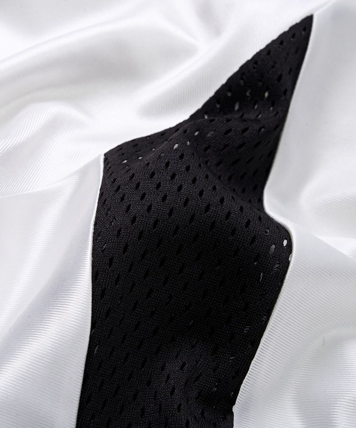 버튼서울(BUTTON SEOUL) 엠보 로고 벤틸레이션 래글런 풋볼 저지 티셔츠(BLACK/WHITE)