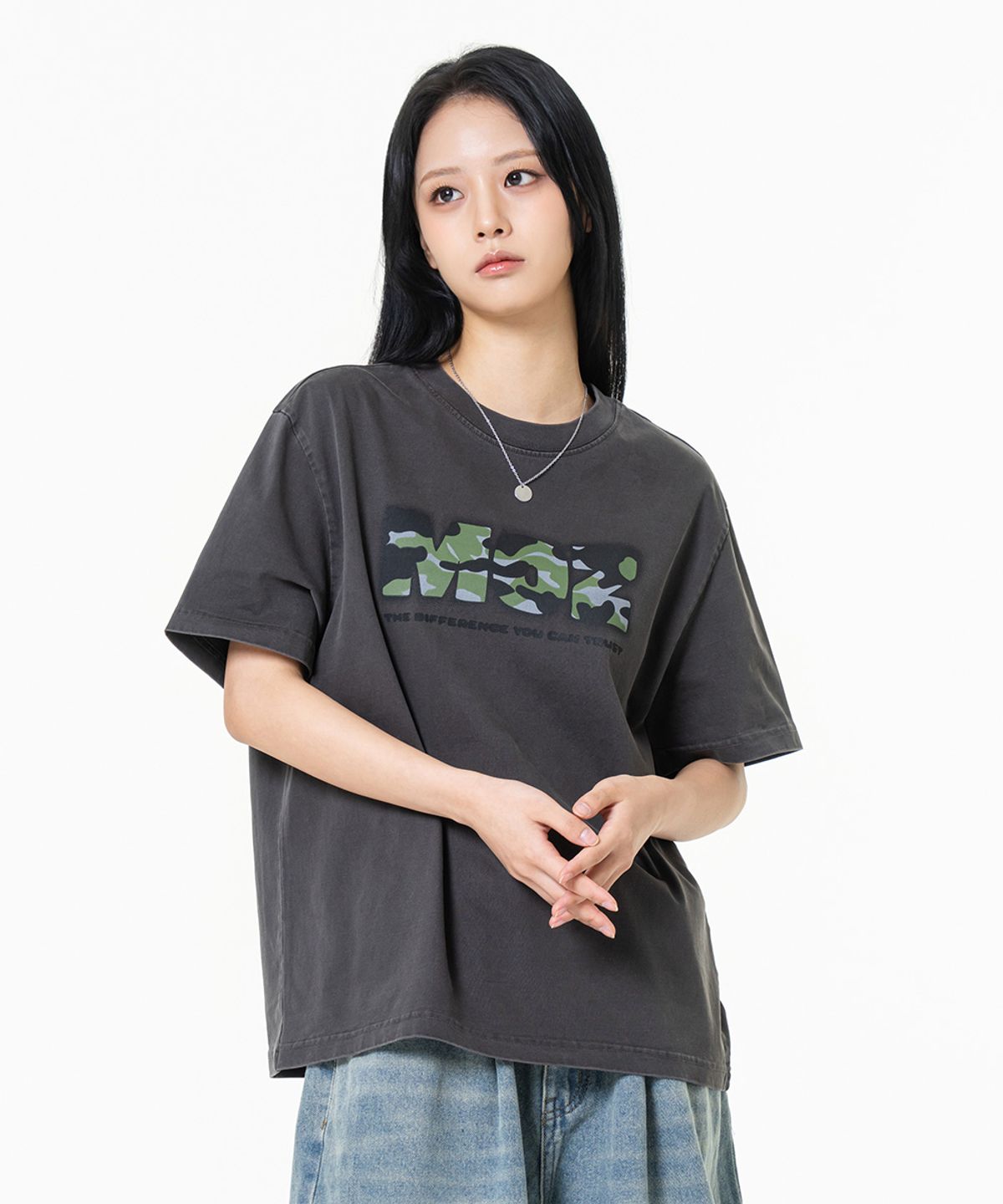 모즈모즈(MOZMOZ) 카모로고 2type 피그먼트 반팔티셔츠 챠콜