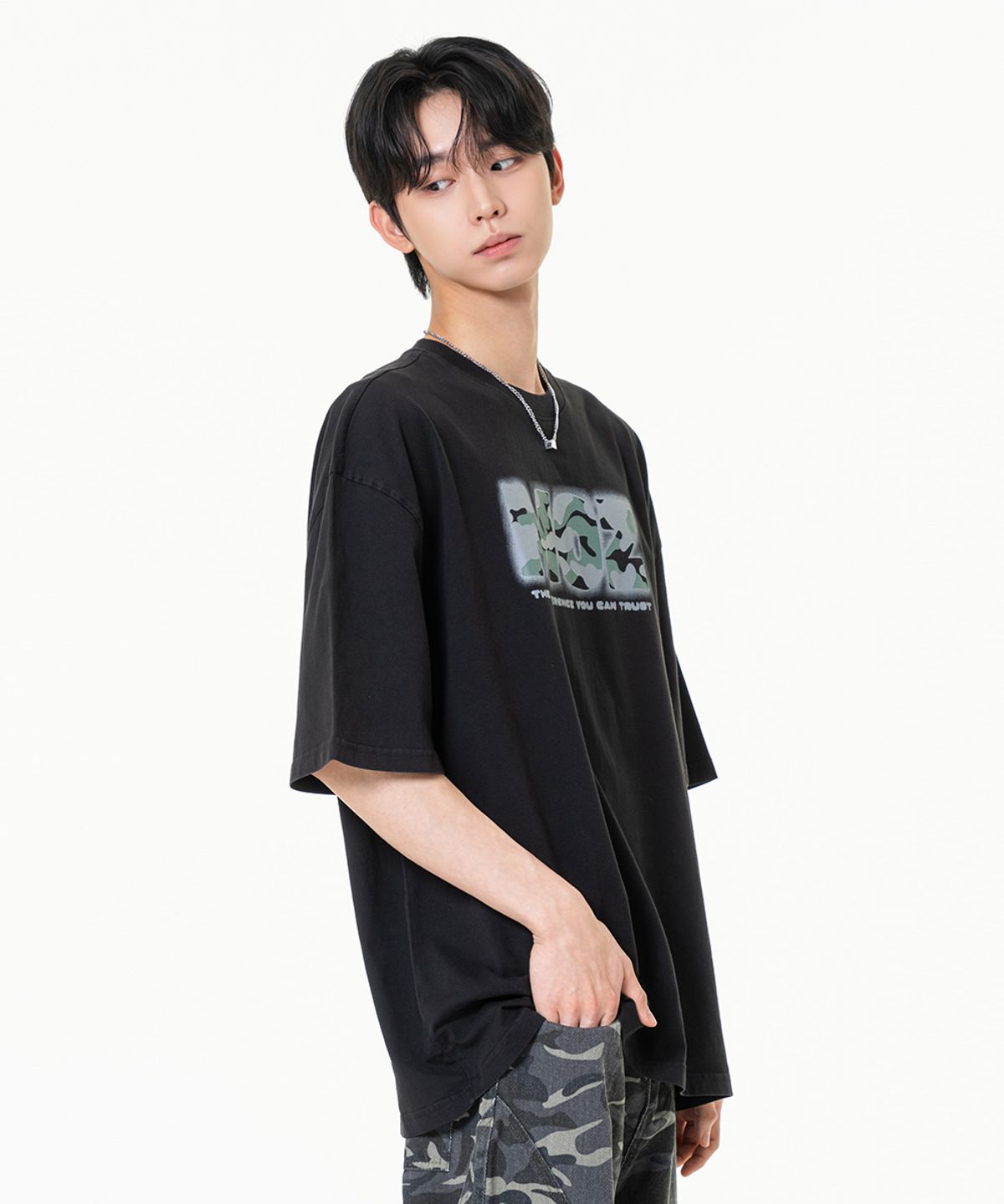 모즈모즈(MOZMOZ) 카모로고 2type 피그먼트 반팔티셔츠 블랙