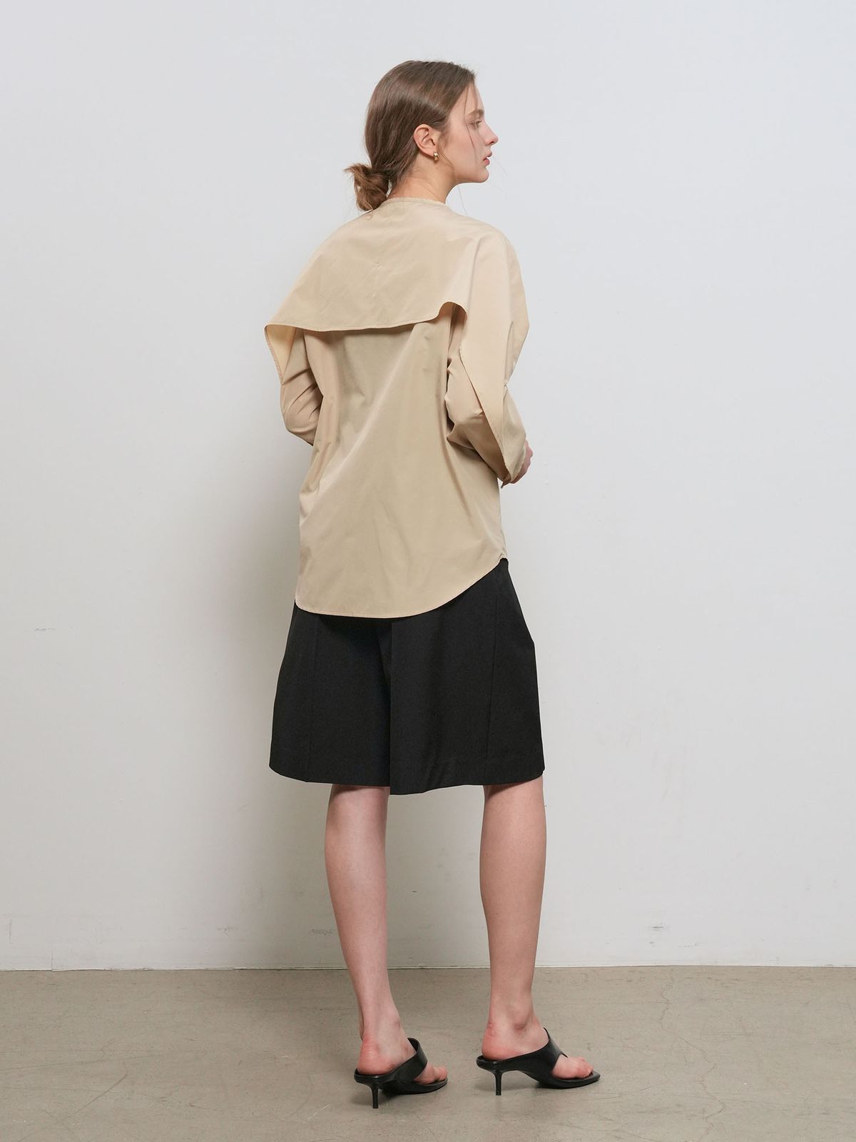 제너럴아이디어(GENERALIDEA) 슬릿 넥 케이프 블라우스 [BEIGE] / GF1LBL509
