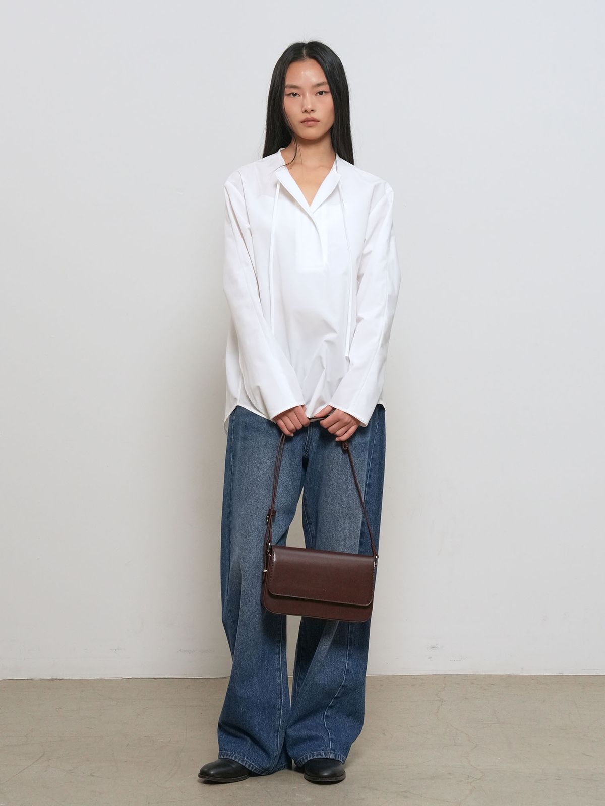 제너럴아이디어(GENERALIDEA) 슬릿 넥 케이프 블라우스 [WHITE] / GF1LBL509