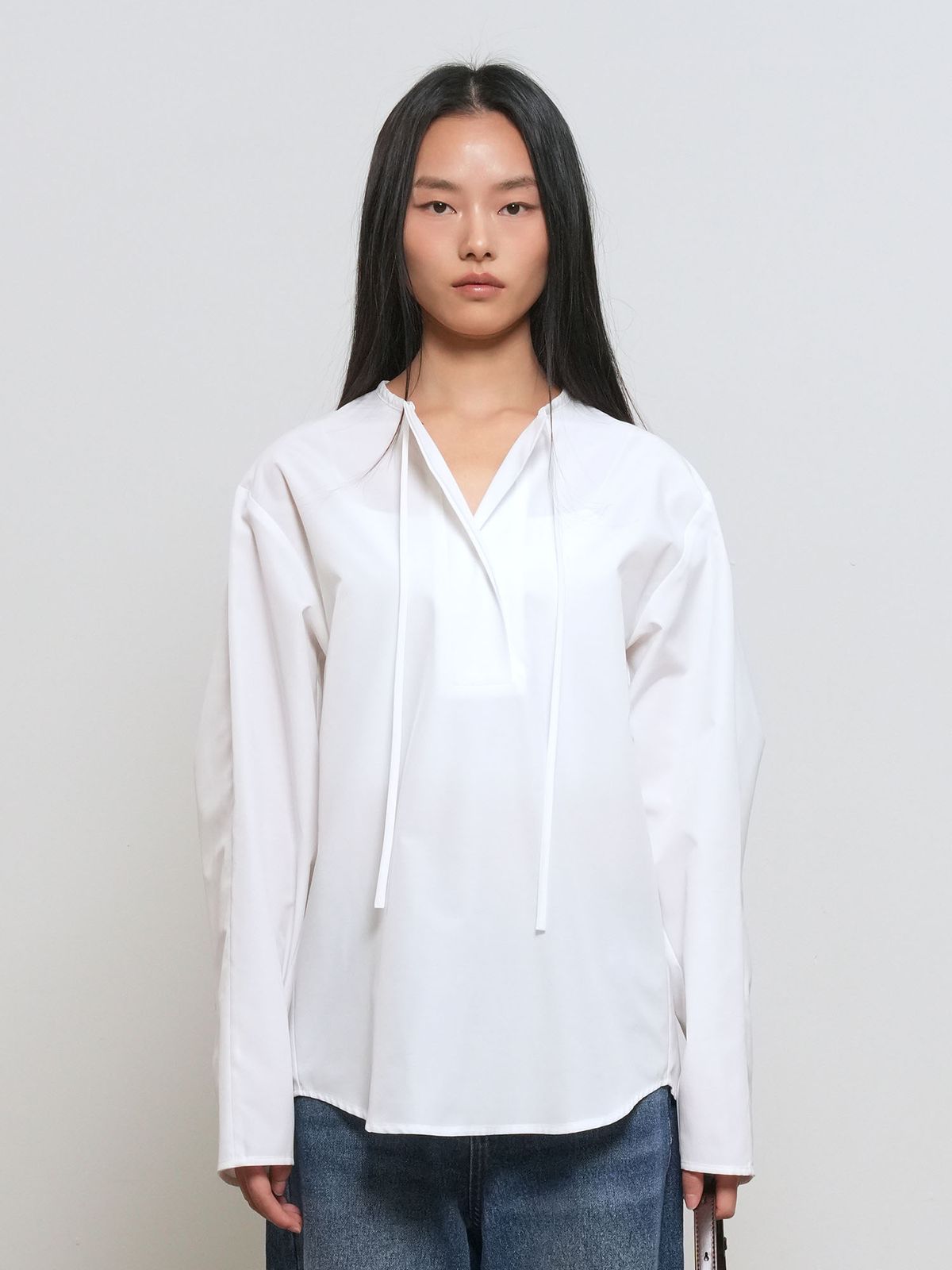 제너럴아이디어(GENERALIDEA) 슬릿 넥 케이프 블라우스 [WHITE] / GF1LBL509