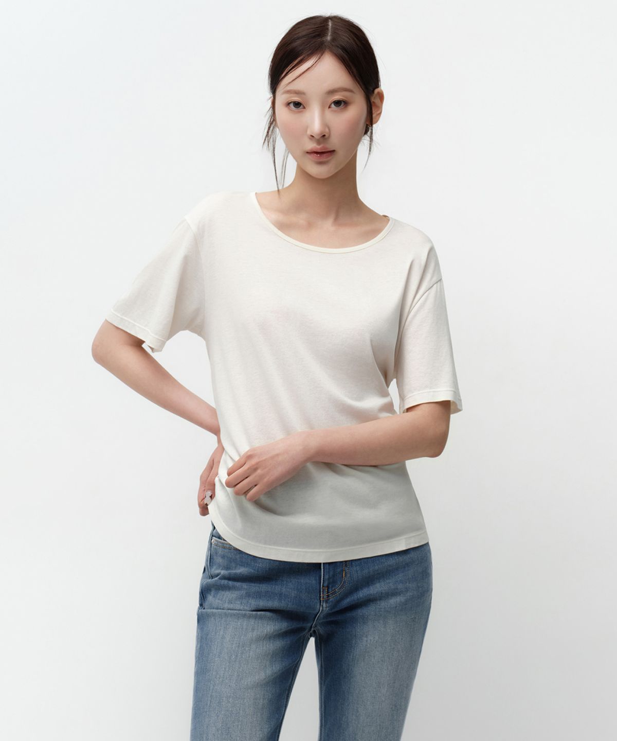 무신사 스탠다드 우먼(MUSINSA STANDARD WOMAN) 우먼즈 릴렉스드 라이트웨이트 CR 스쿱 넥 티셔츠 [크림]