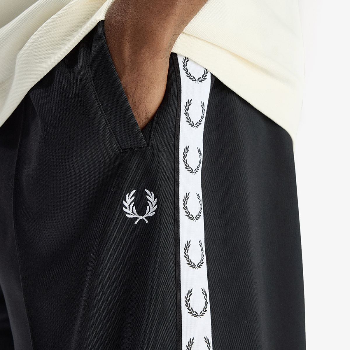 프레드페리(FRED PERRY) [Sport] 와이드 레그 테잎 트랙 팬츠 - 블랙 AFPM2617171-102