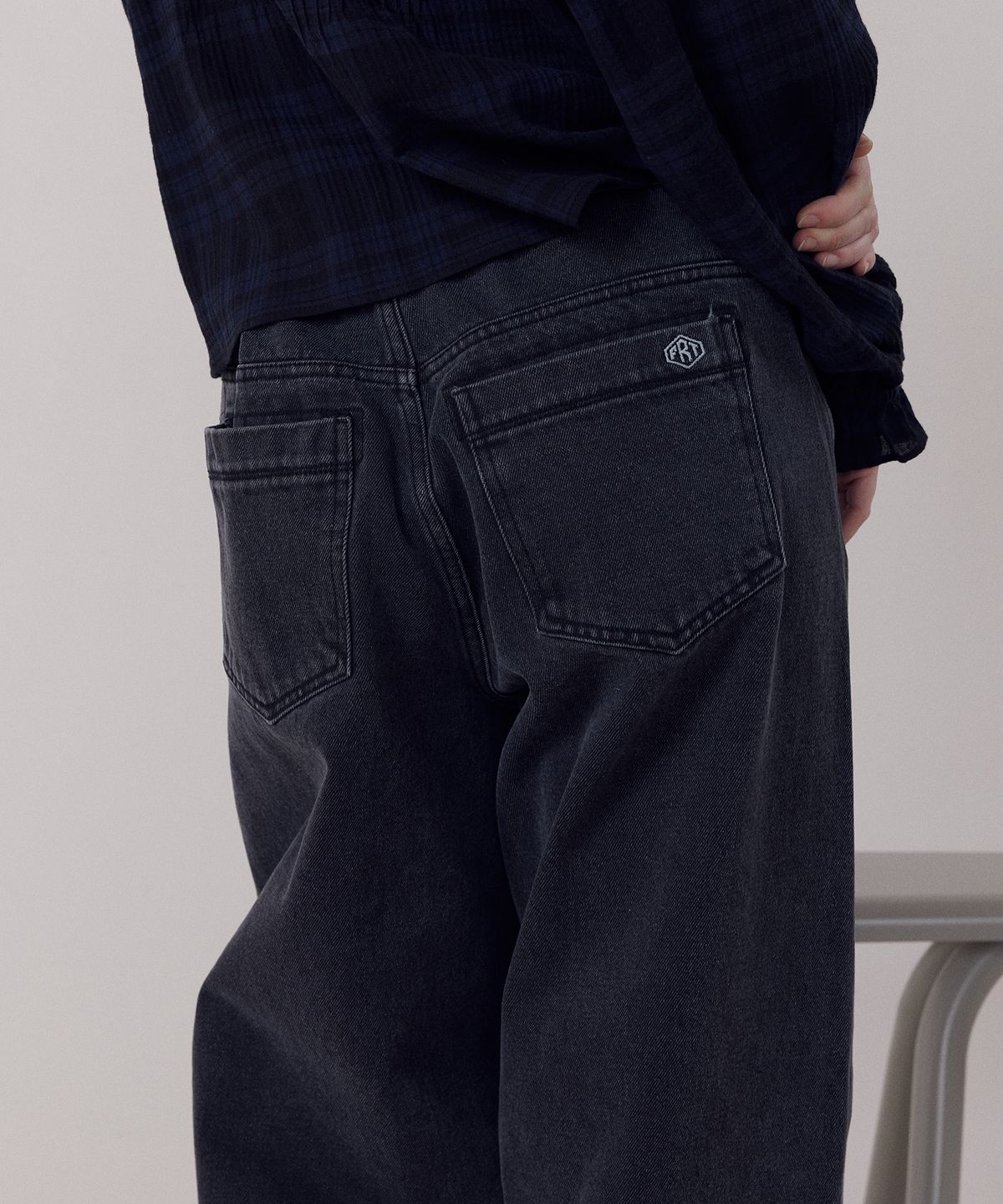 프리터(FRITUR) Curved Pants Dark Grey_F261DE05