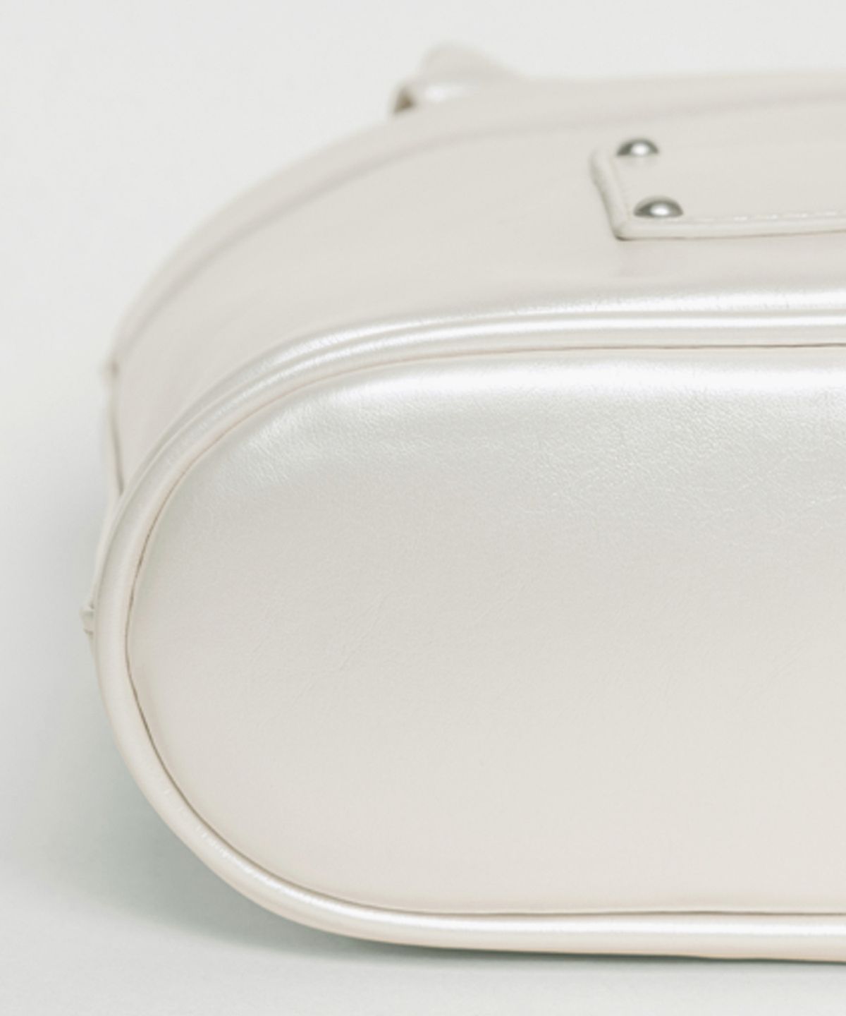 레이몬트(RAIMENT) Stud Patch Macaroon Bag_Shining White