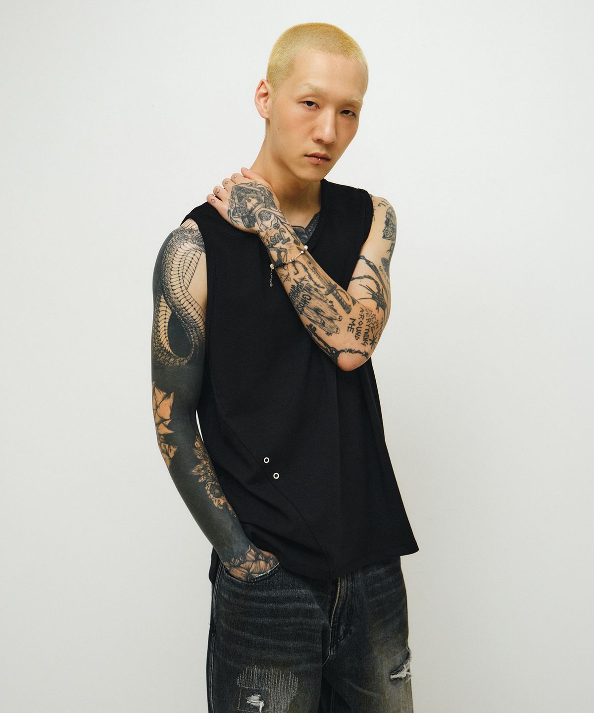 엔도어(ENDOOR) Struct line punching sleeveless (black)