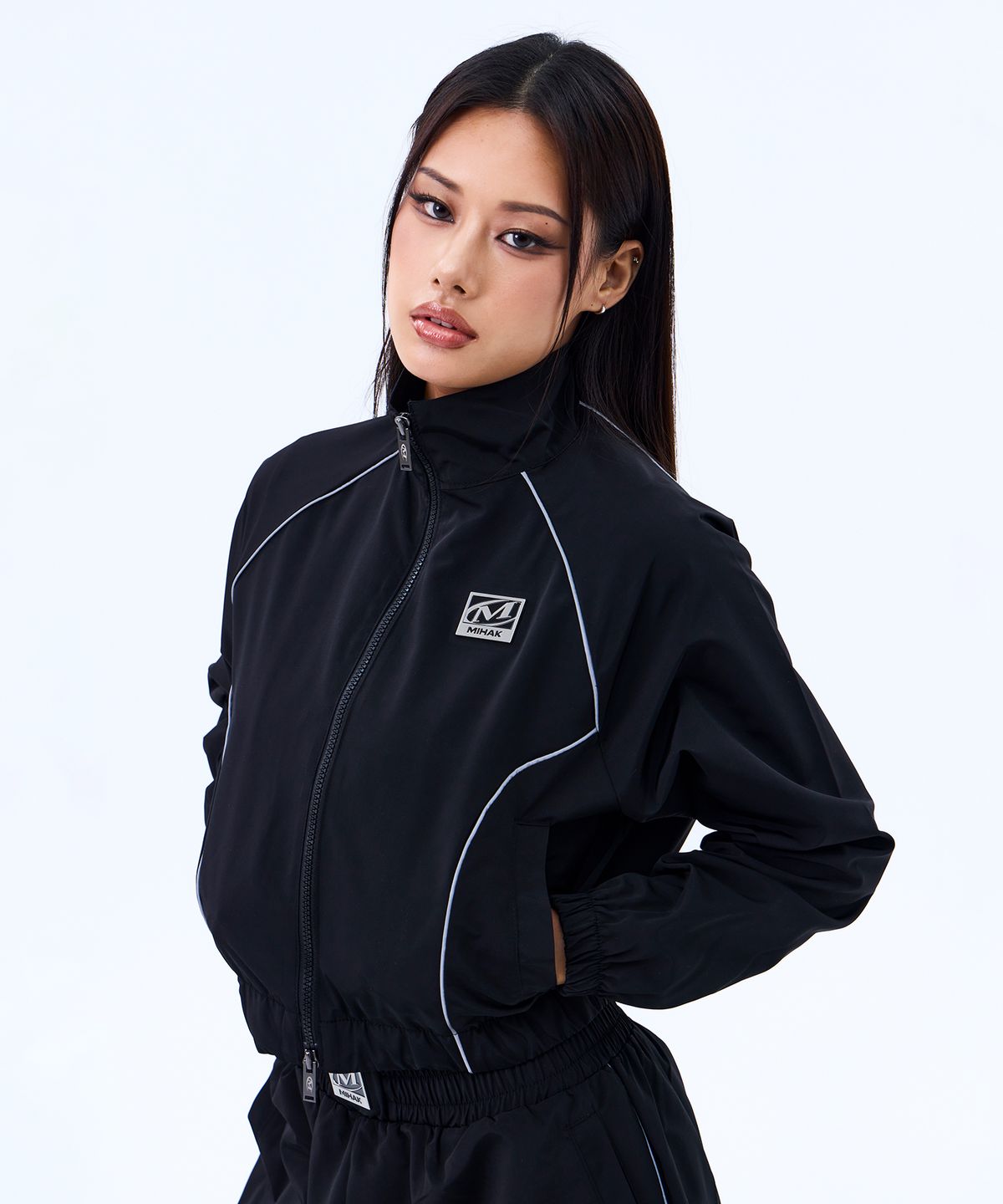 미학(MIHAK) 메탈 플레이트 파이핑 크롭 웜업 자켓 (BLACK)
