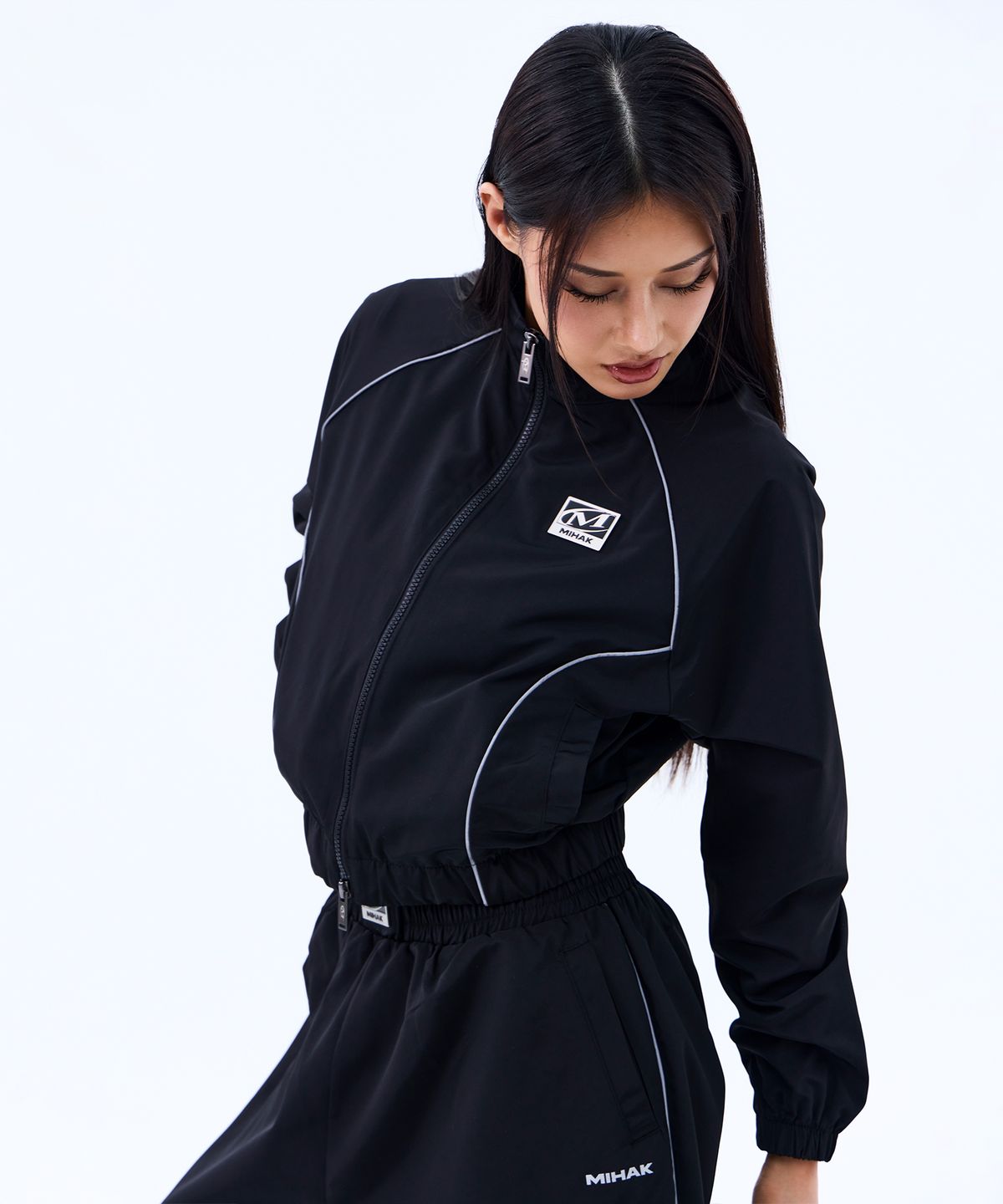 미학(MIHAK) 메탈 플레이트 파이핑 크롭 웜업 자켓 (BLACK)