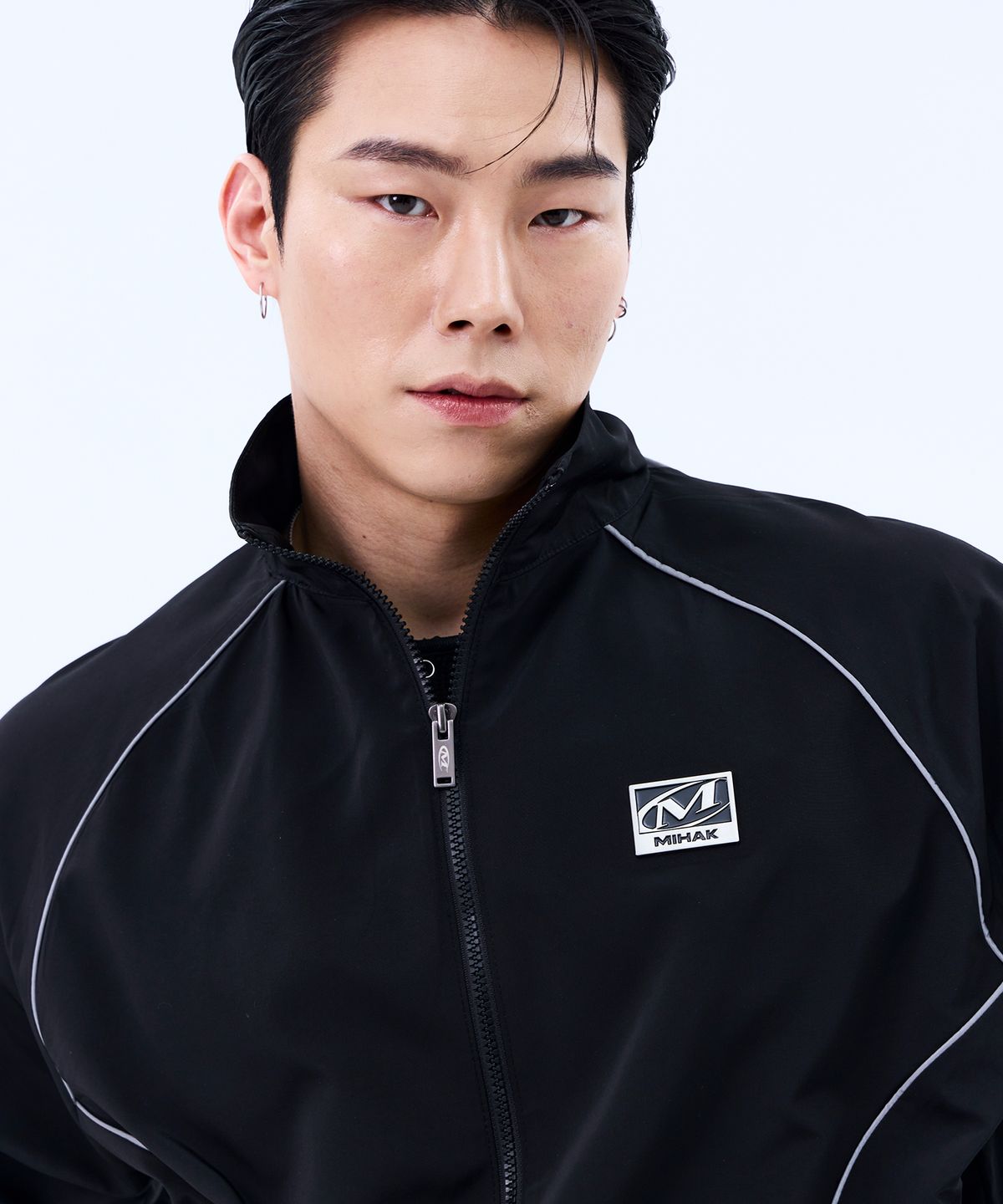 미학(MIHAK) 메탈 플레이트 파이핑 웜업 자켓 (BLACK)