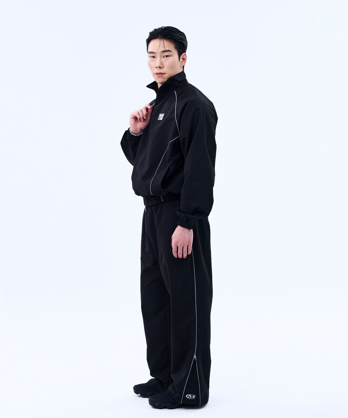 미학(MIHAK) 메탈 플레이트 파이핑 웜업 자켓 (BLACK)