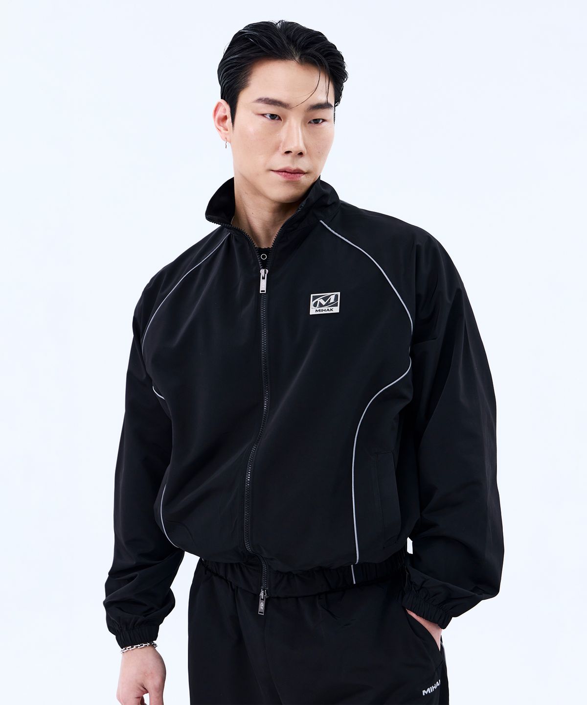 미학(MIHAK) 메탈 플레이트 파이핑 웜업 자켓 (BLACK)