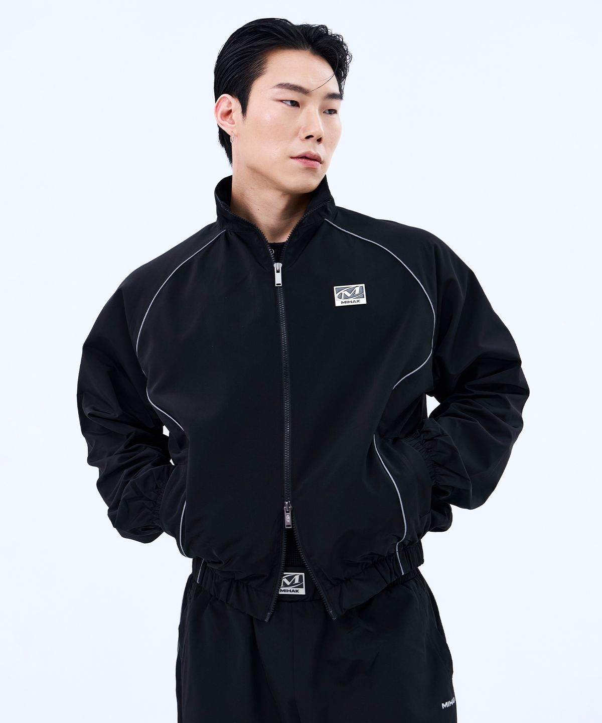 미학(MIHAK) 메탈 플레이트 파이핑 웜업 자켓 (BLACK)