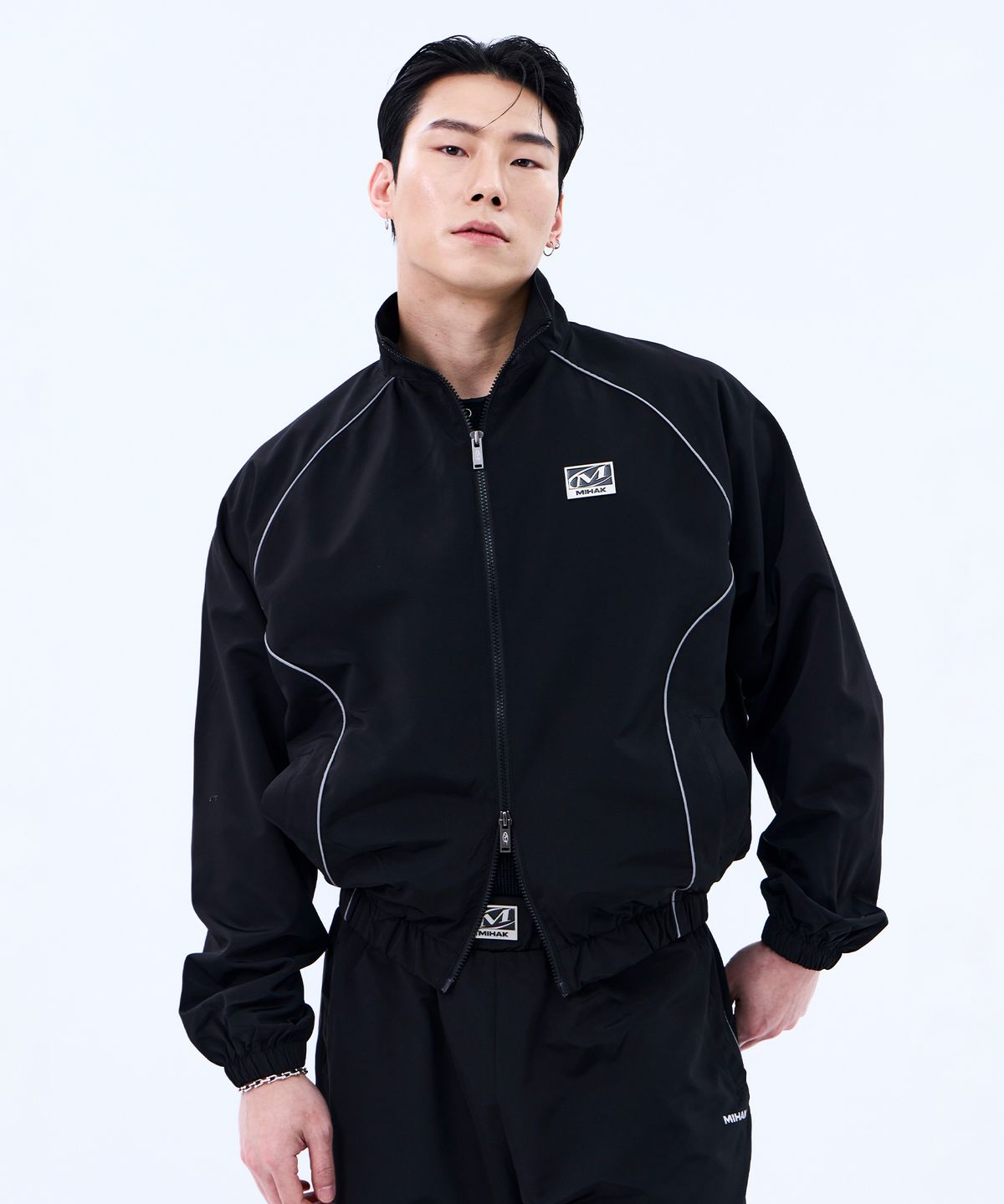 미학(MIHAK) 메탈 플레이트 파이핑 웜업 자켓 (BLACK)