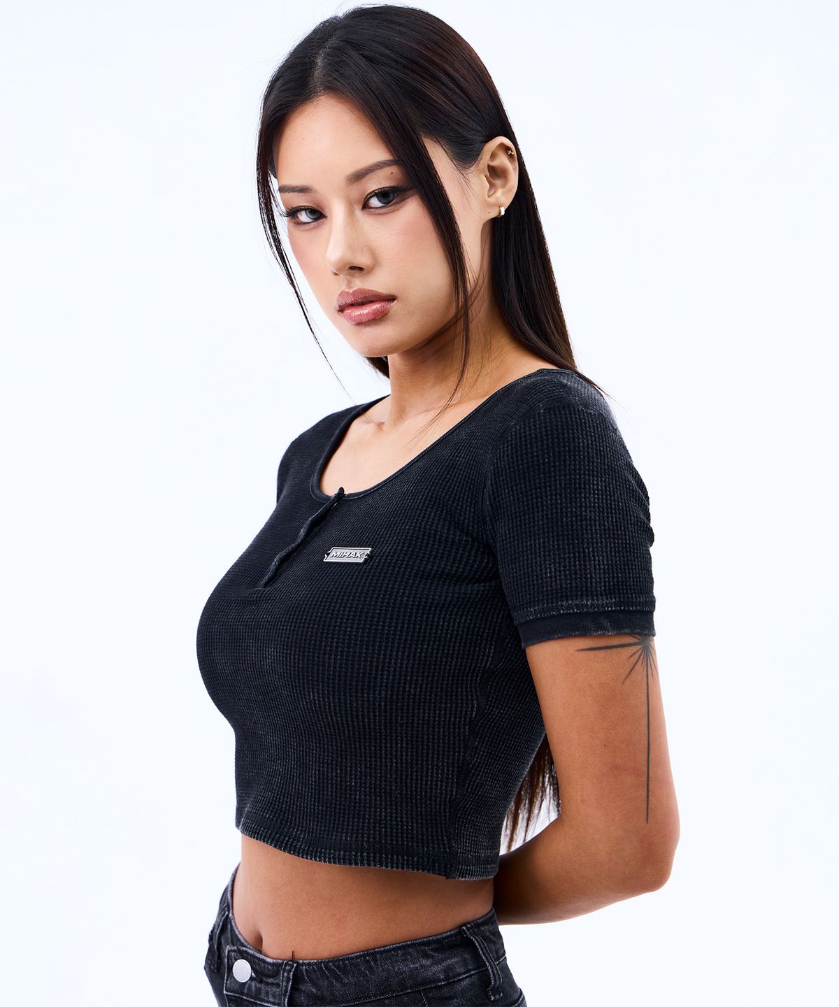 미학(MIHAK) 메탈 라벨 워시드 와플 헨리넥 크롭 티셔츠 (BLACK)