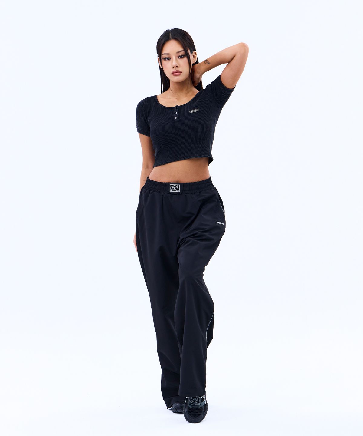 미학(MIHAK) 메탈 라벨 워시드 와플 헨리넥 크롭 티셔츠 (BLACK)