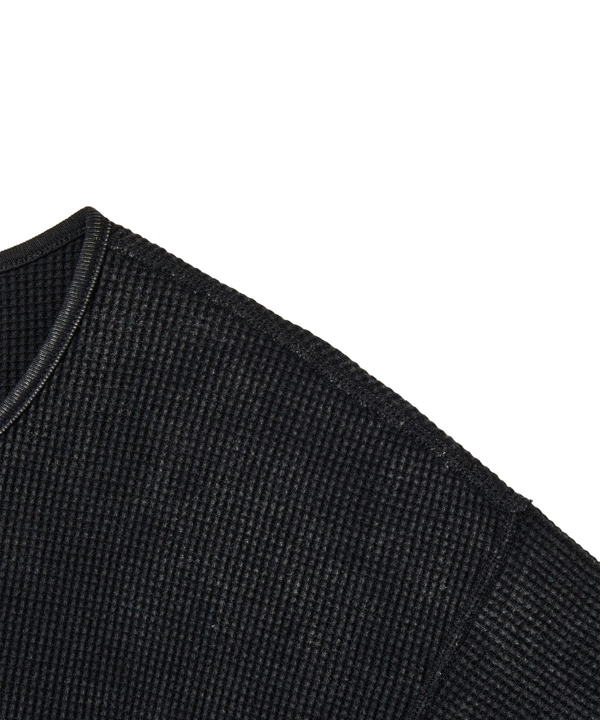 미학(MIHAK) 메탈 라벨 워시드 와플 헨리넥 크롭 티셔츠 (BLACK)