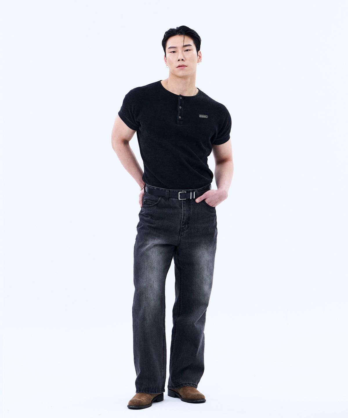 미학(MIHAK) 메탈 라벨 워시드 와플 헨리넥 티셔츠 (BLACK)
