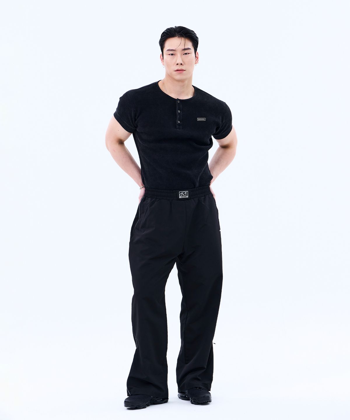 미학(MIHAK) 메탈 라벨 워시드 와플 헨리넥 티셔츠 (BLACK)