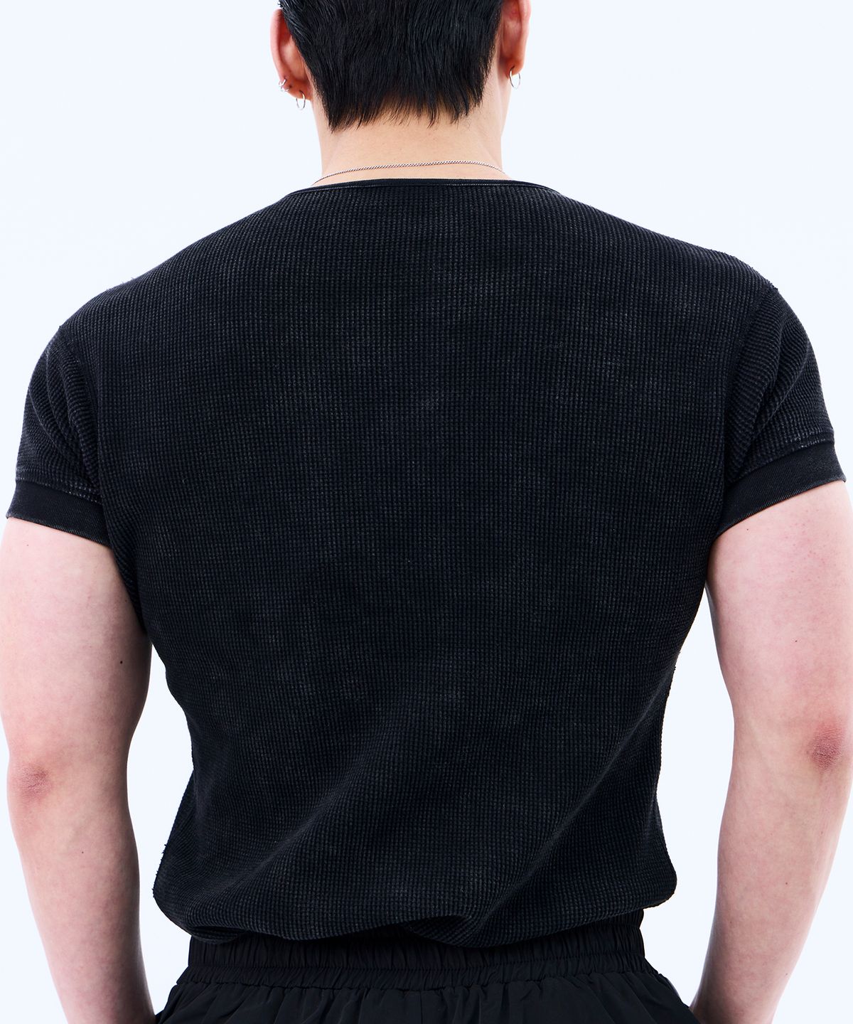 미학(MIHAK) 메탈 라벨 워시드 와플 헨리넥 티셔츠 (BLACK)
